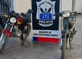 Tiraba una moto robada con su remis y cayó detenido junto a un delincuente