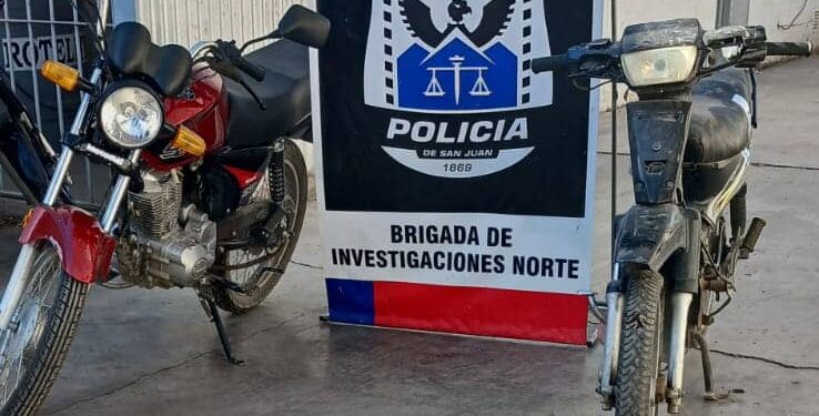 Tiraba una moto robada con su remis y cayó detenido junto a un delincuente