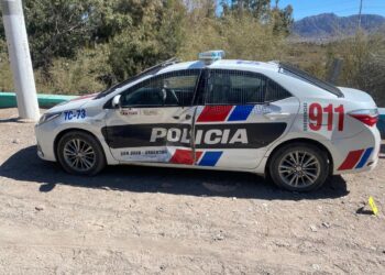 Patrullero realizó una maniobra imprudente y fue impactado por camioneta
