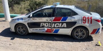 Patrullero realizó una maniobra imprudente y fue impactado por camioneta