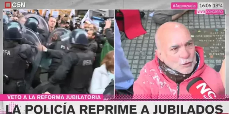 Violenta represión a jubilados que protestan contra el veto de Javier Milei