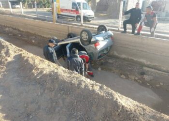 Mujer de 60 años volcó y terminó adentro de un canal en Santa Lucía