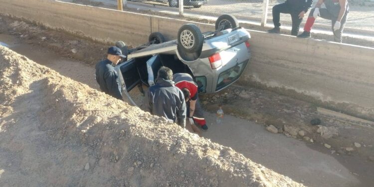 Mujer de 60 años volcó y terminó adentro de un canal en Santa Lucía
