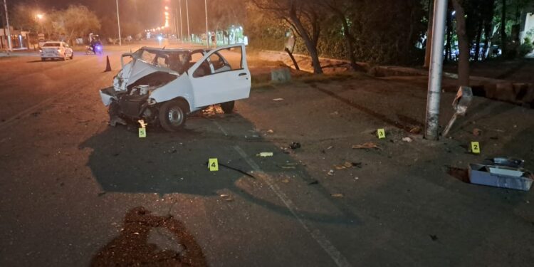 Violento choque en la Ruta 20: Conductor en grave estado tras chocar con una pilastra