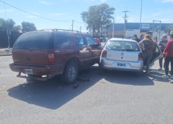 Impactante choque en Rawson entre una camioneta y un automóvil
