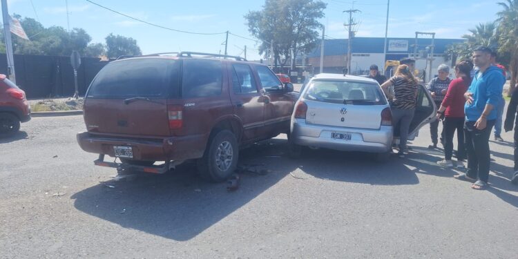 Impactante choque en Rawson entre una camioneta y un automóvil