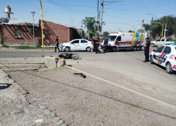Impactante accidente en Chimbas: Un remis y una moto los protagonistas