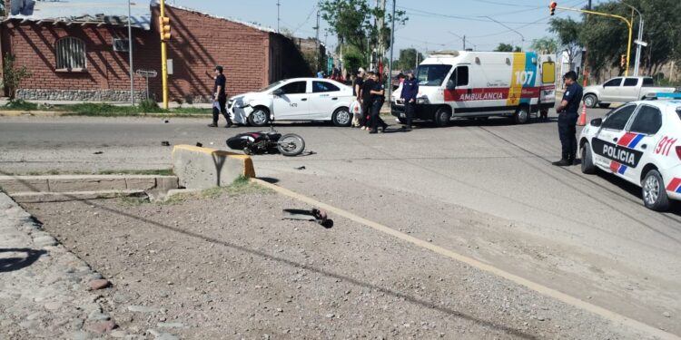 Impactante accidente en Chimbas: Un remis y una moto los protagonistas