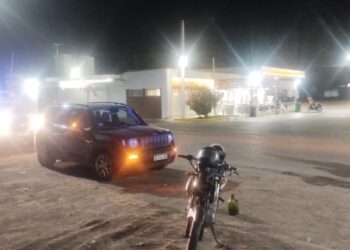 Impactante choque en Caucete: Moto chocó con una camioneta en pleno cruce