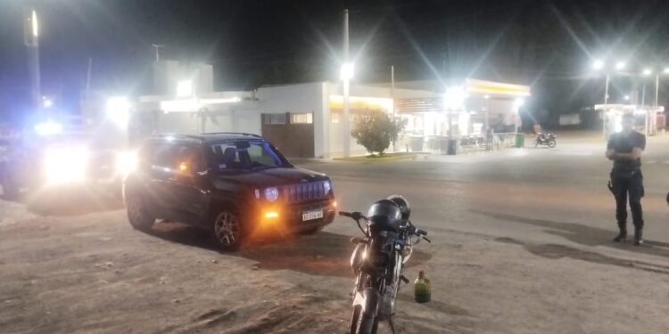 Impactante choque en Caucete: Moto chocó con una camioneta en pleno cruce