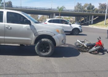 Impactante choque entre camioneta y moto dejó a dos mujeres heridas