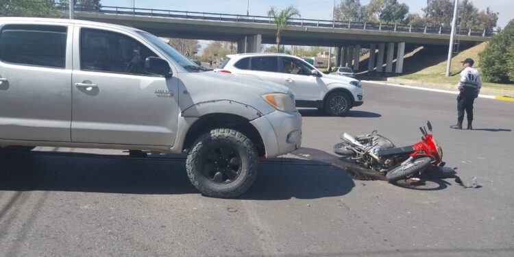 Impactante choque entre camioneta y moto dejó a dos mujeres heridas