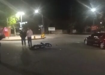 Impactante accidente en Rawson: Joven herido tras chocar con una camioneta