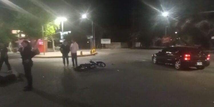 Impactante accidente en Rawson: Joven herido tras chocar con una camioneta