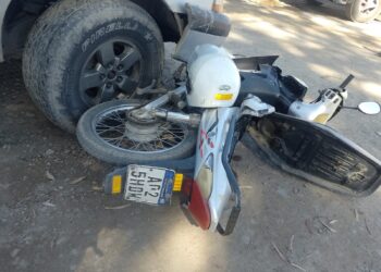 Un anciano herido tras violento accidente entre una moto y una camioneta