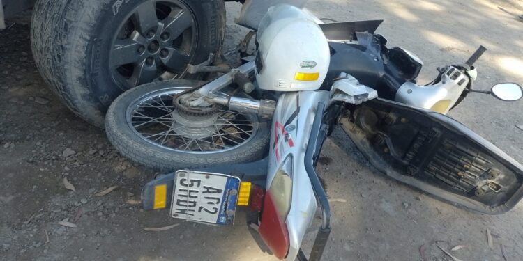 Un anciano herido tras violento accidente entre una moto y una camioneta