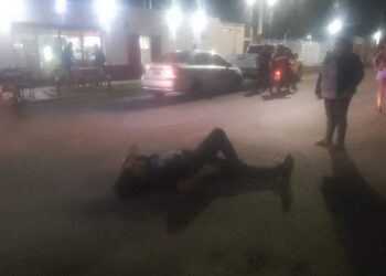 Un peatón fue embestido por un auto al intentar alcanzar un colectivo