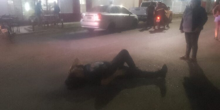 Un peatón fue embestido por un auto al intentar alcanzar un colectivo