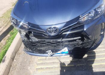 Trasladan a un motociclista al Hospital tras chocar con un auto en Rivadavia