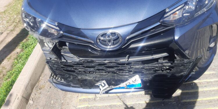 Trasladan a un motociclista al Hospital tras chocar con un auto en Rivadavia