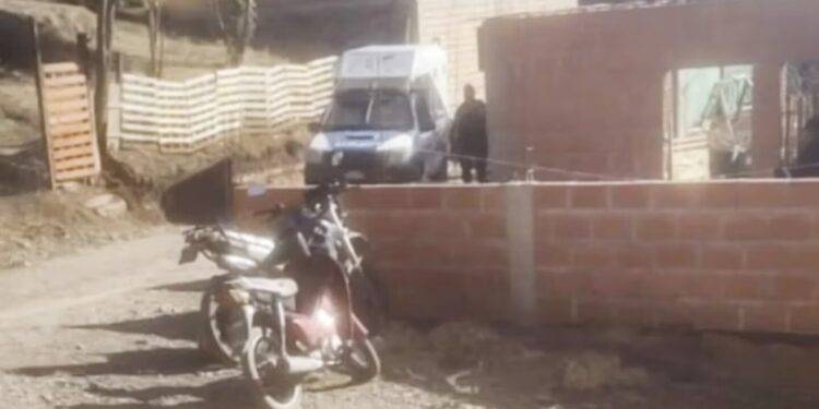 Conmoción: Asesinó a puñaladas su novia y a su suegro tras una discusión