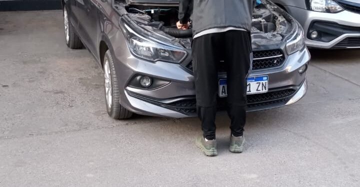 Detienen a un hombre en un auto con patentes adulteradas en Capital