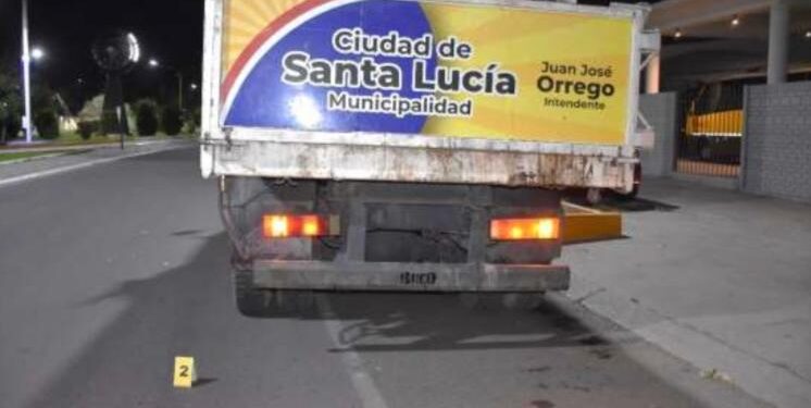 Un recolector de residuos sufrió un accidente tras caer del camión en Santa Lucía