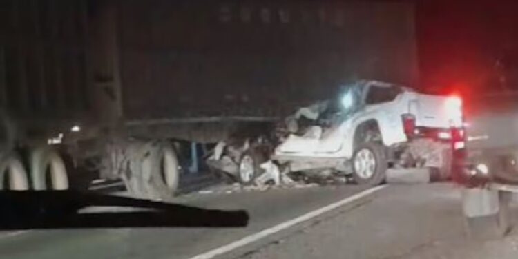 Conmoción por choque fatal: Murió un intendente al chocar con un camión