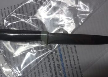 Brutal pelea en una escuela: discutió con un compañero y lo atacó a cuchillazos