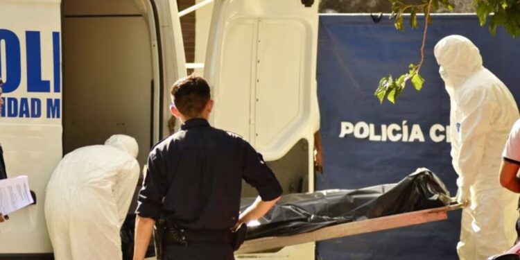 Un jubilado convivió durante varios días con el cadáver de su hijo