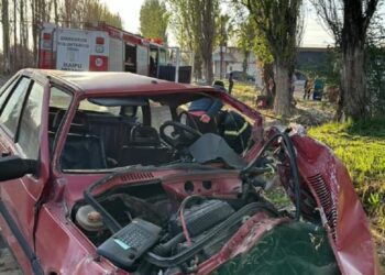 Perdió el control del auto, se cruzó de carril y murió tras chocar contra un colectivo