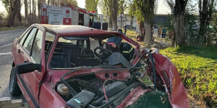 Perdió el control del auto, se cruzó de carril y murió tras chocar contra un colectivo