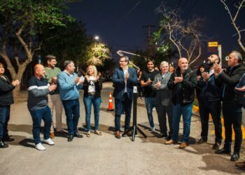 Familias reciben escrituras y estrenan luminarias en el barrio Virgen de Fátima en Rawson