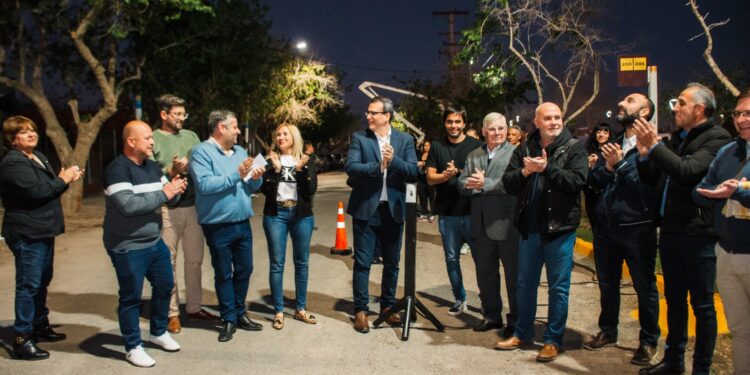 Familias reciben escrituras y estrenan luminarias en el barrio Virgen de Fátima en Rawson