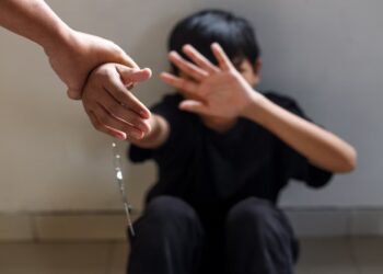 Acusan a una madre de abusar de su hijo, grabarlo y enviar los videos a su ex