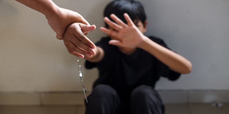 Acusan a una madre de abusar de su hijo, grabarlo y enviar los videos a su ex