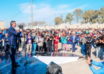 Marcelo Orrego entregó la llave de su nueva casa a 204 familias de Caucete