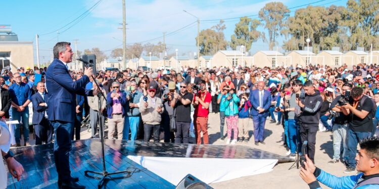 Marcelo Orrego entregó la llave de su nueva casa a 204 familias de Caucete