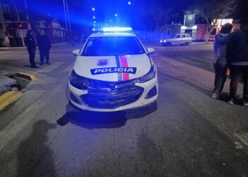 Impactante choque entre un móvil policial y un Fiat Uno en Chimbas
