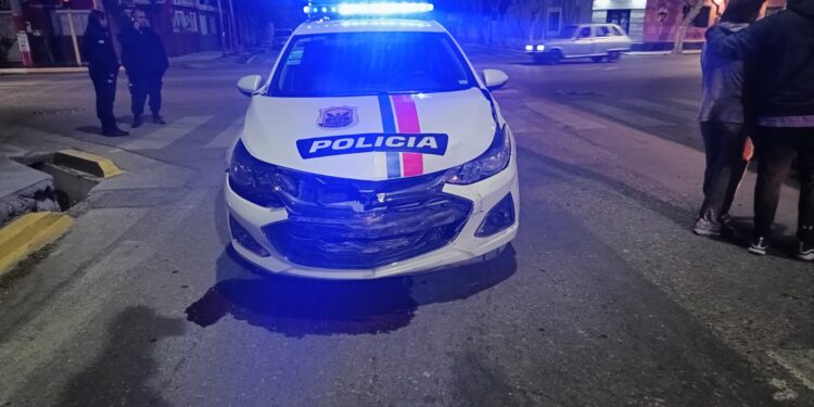Impactante choque entre un móvil policial y un Fiat Uno en Chimbas