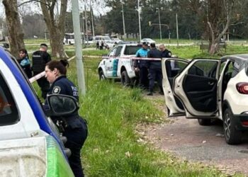 Le disparó a su mujer dentro del auto y luego se suicidó frente a su bebé