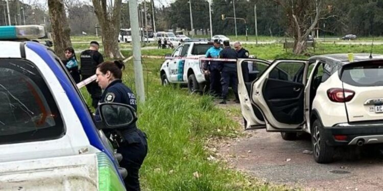 Le disparó a su mujer dentro del auto y luego se suicidó frente a su bebé
