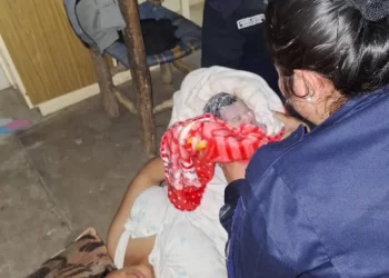 Valor y vocación: Policías ayudaron a una mujer a dar a luz a una niña