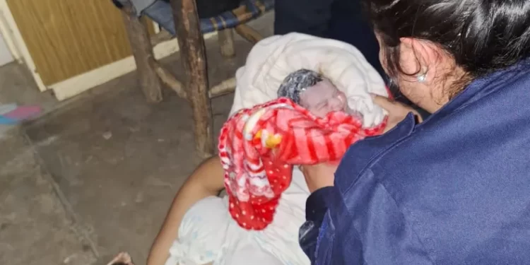 Valor y vocación: Policías ayudaron a una mujer a dar a luz a una niña