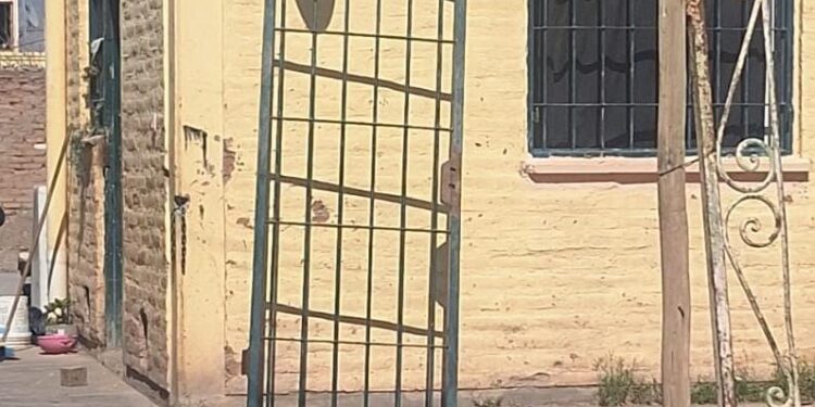 Detienen a un hombre vendiendo una puerta reja robada en Pocito