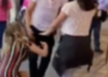 Golpeó brutalmente y la hizo arrodillar a la amante de su marido