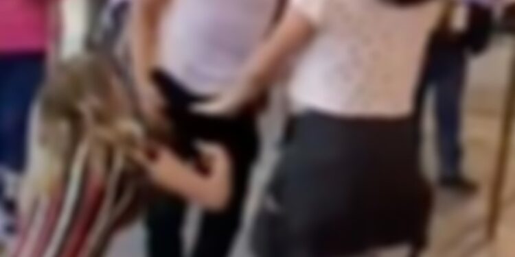 Golpeó brutalmente y la hizo arrodillar a la amante de su marido