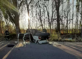 Un hombre murió en el acto tras volcar en su Fiat Duna blanco