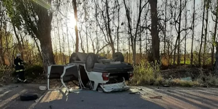 Un hombre murió en el acto tras volcar en su Fiat Duna blanco