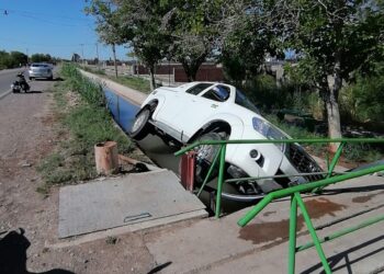 Perdió el control y volcó: una mujer terminó en el hospital tras caer a un canal